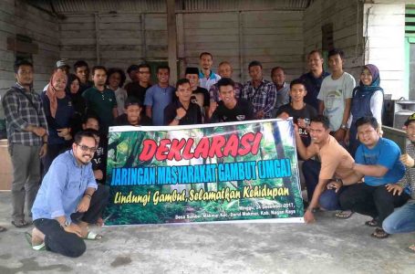 Monalisa saat mendeklarasikan Jaringan Masyarakat Gambut Aceh (JMGA) bersama tokoh masyarakat di kawasan Rawa Tripa. (BASAJAN.NET/DOK MONALISA).