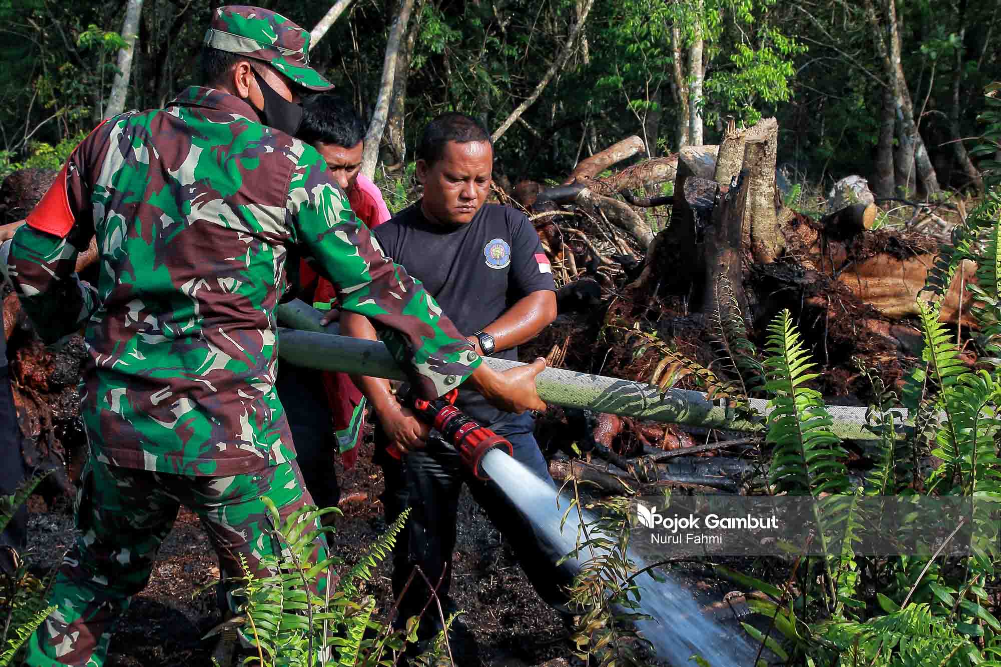 Pemadaman Kebakaran Lahan Gambut di Aceh Barat